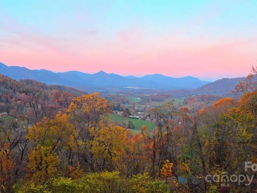 246 Calhoun Ridge Drive, Waynesville, NC 28786.  MLS# CAR4227766, YatesRealty ID 9391. 