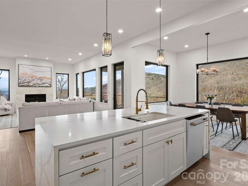 22 Chesten Mountain Drive, Asheville, NC 28803.  MLS# CAR4334773, YatesRealty ID 9392. 