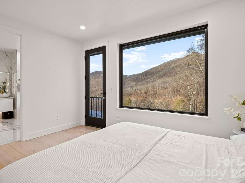 22 Chesten Mountain Drive, Asheville, NC 28803.  MLS# CAR4334773, YatesRealty ID 9392. 