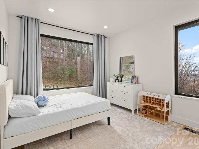 22 Chesten Mountain Drive, Asheville, NC 28803.  MLS# CAR4334773, YatesRealty ID 9392. 