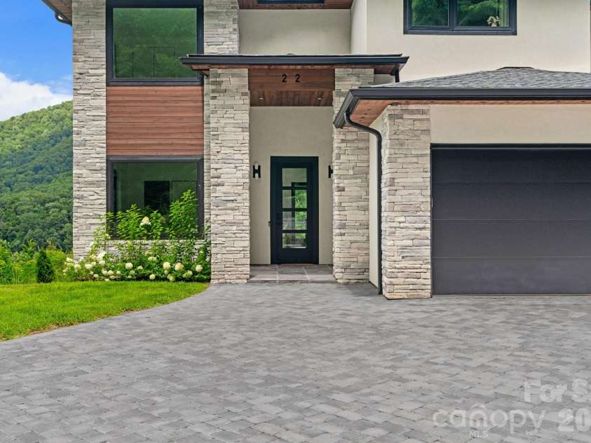 22 Chesten Mountain Drive, Asheville, NC 28803.  MLS# CAR4334773, YatesRealty ID 9392. 