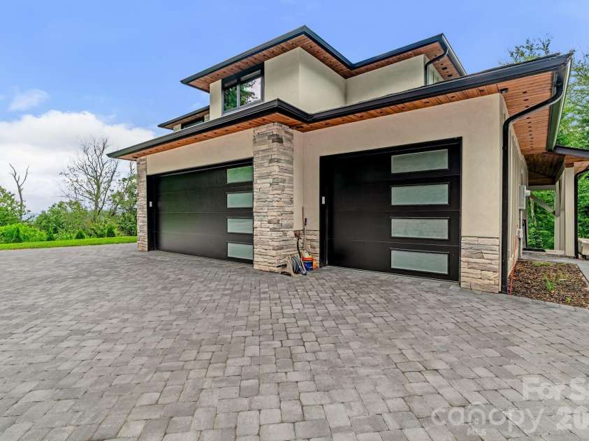 22 Chesten Mountain Drive, Asheville, NC 28803.  MLS# CAR4334773, YatesRealty ID 9392. 