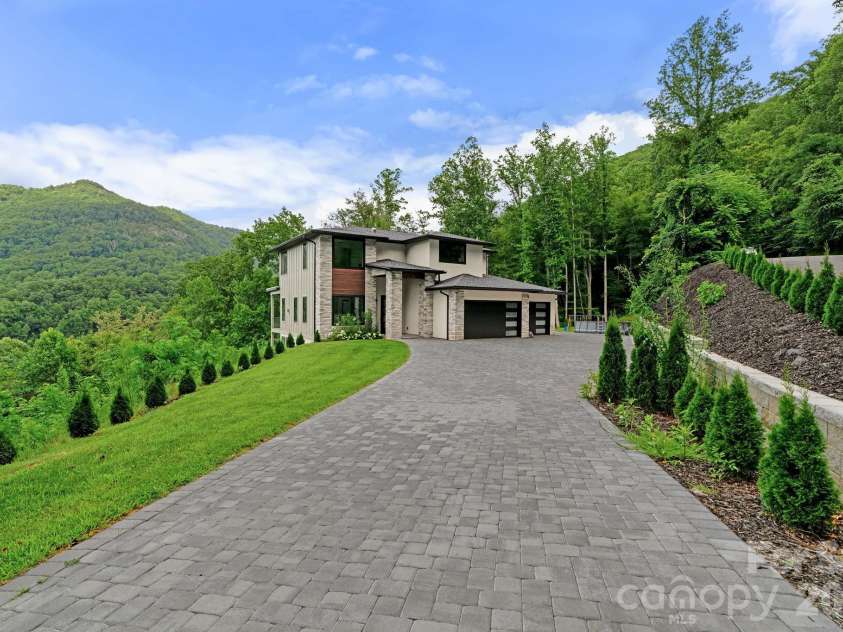 22 Chesten Mountain Drive, Asheville, NC 28803.  MLS# CAR4334773, YatesRealty ID 9392. 