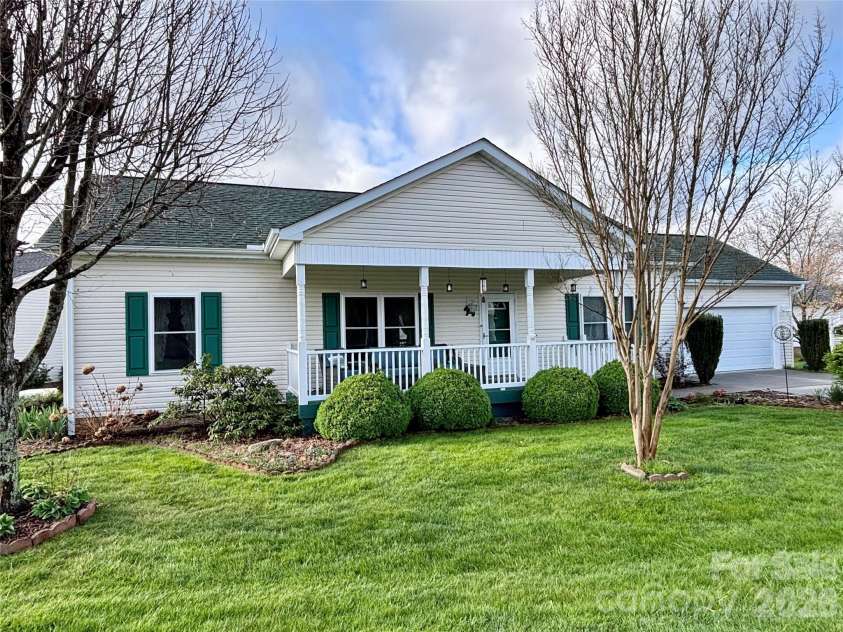 194 Beechnut Drive, Hendersonville, NC 28739.  MLS# CAR4365838, YatesRealty ID 9393. 
