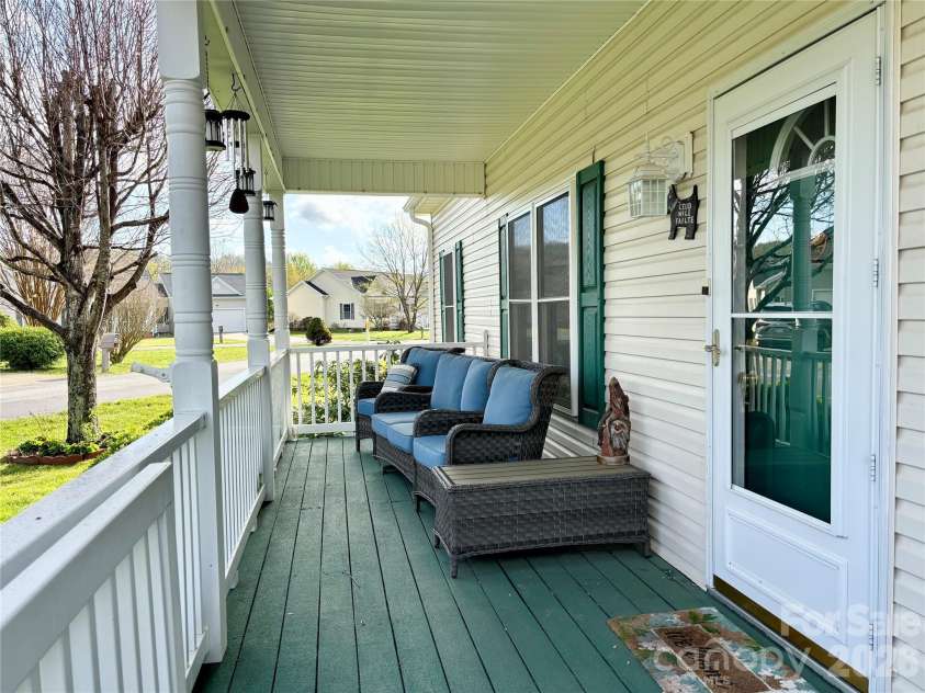 194 Beechnut Drive, Hendersonville, NC 28739.  MLS# CAR4365838, YatesRealty ID 9393. 