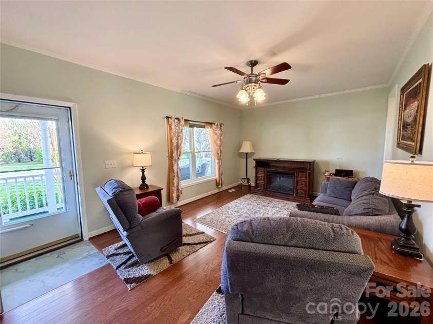 194 Beechnut Drive, Hendersonville, NC 28739.  MLS# CAR4365838, YatesRealty ID 9393. 