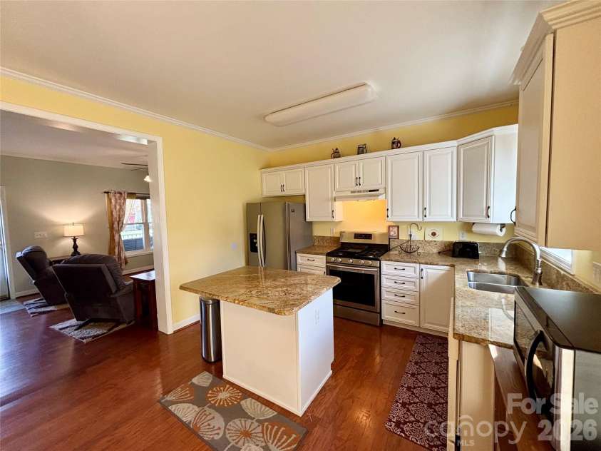 194 Beechnut Drive, Hendersonville, NC 28739.  MLS# CAR4365838, YatesRealty ID 9393. 