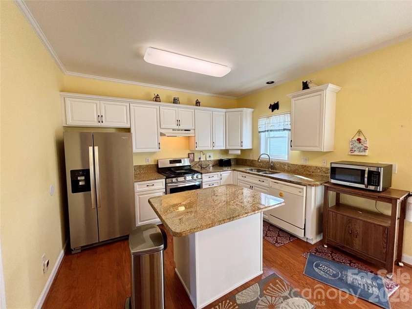 194 Beechnut Drive, Hendersonville, NC 28739.  MLS# CAR4365838, YatesRealty ID 9393. 