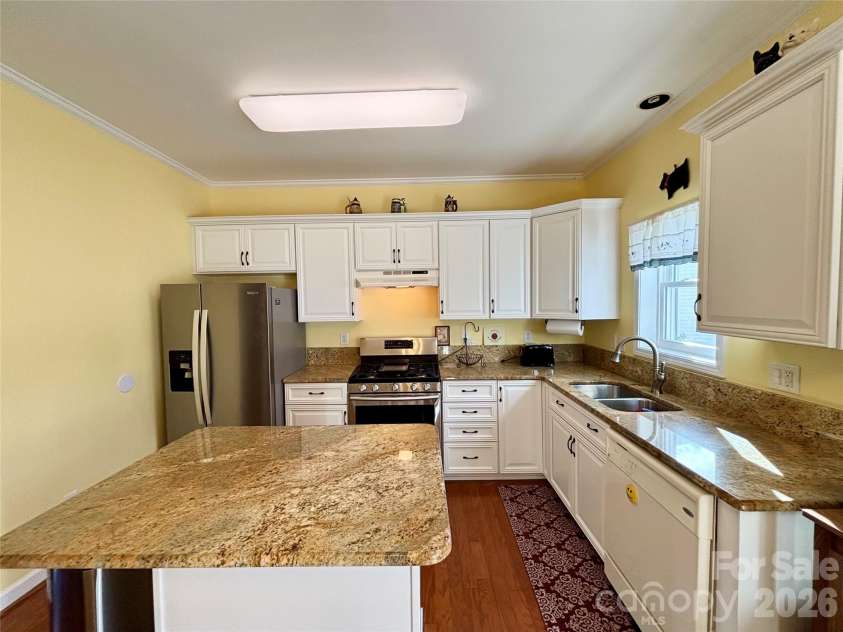 194 Beechnut Drive, Hendersonville, NC 28739.  MLS# CAR4365838, YatesRealty ID 9393. 