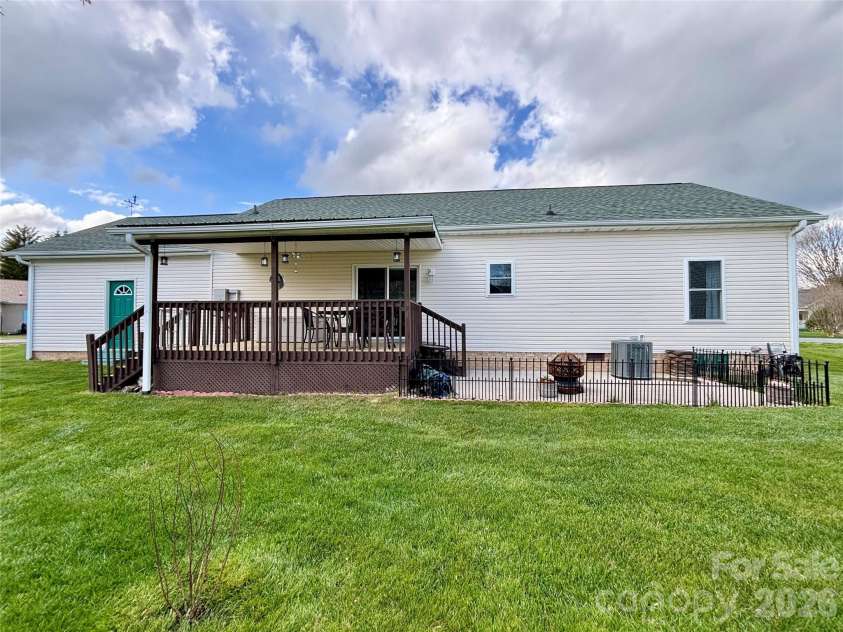 194 Beechnut Drive, Hendersonville, NC 28739.  MLS# CAR4365838, YatesRealty ID 9393. 