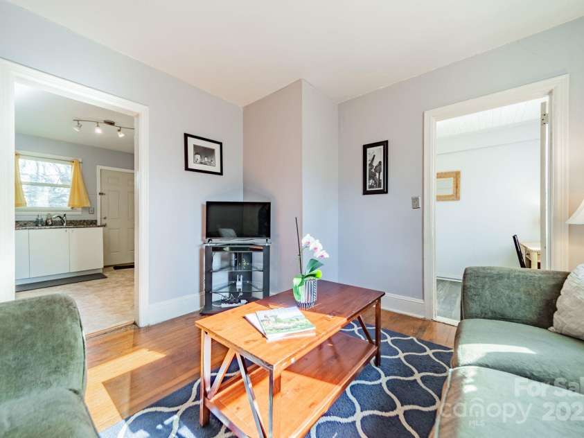 2516 Columbus Circle, Charlotte, NC 28208.  MLS# CAR4213093, YatesRealty ID 9395. 