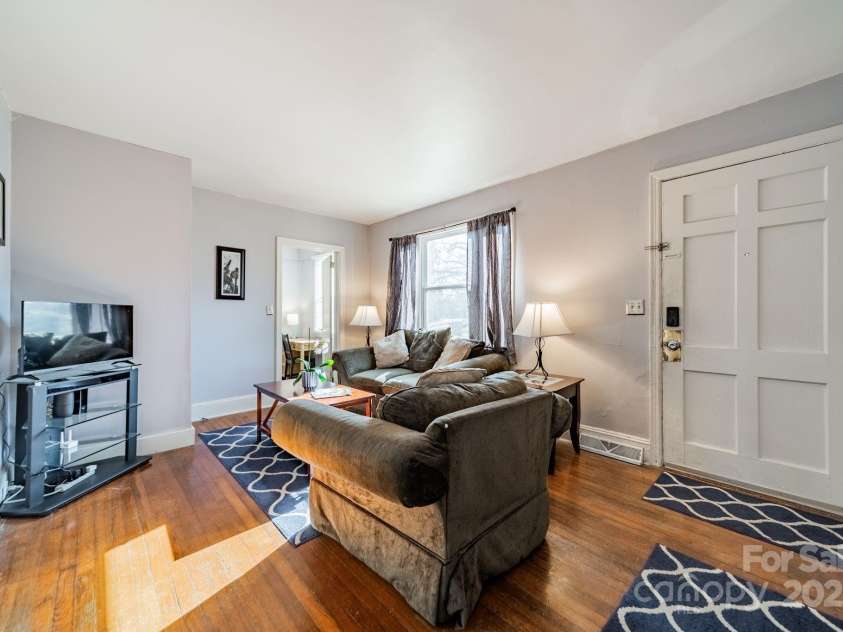 2516 Columbus Circle, Charlotte, NC 28208.  MLS# CAR4213093, YatesRealty ID 9395. 