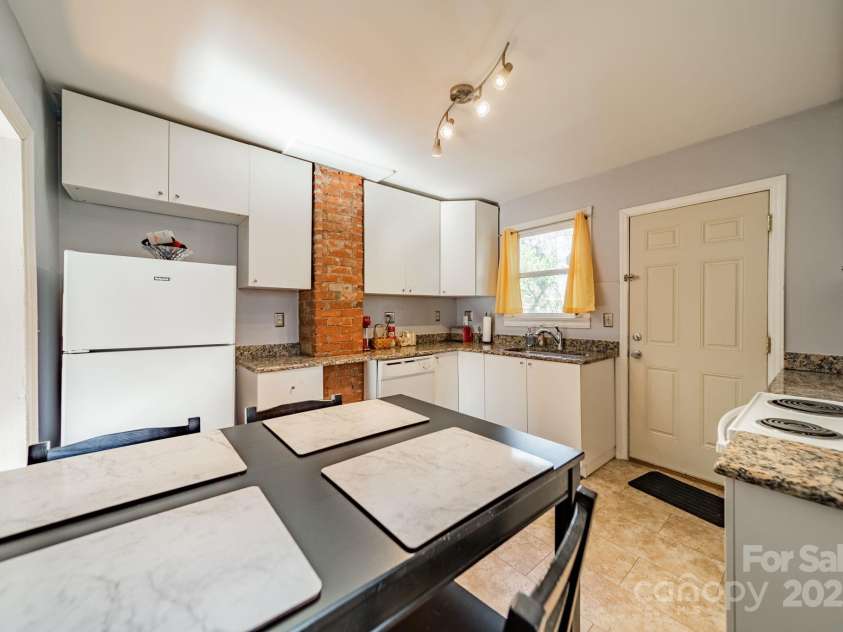 2516 Columbus Circle, Charlotte, NC 28208.  MLS# CAR4213093, YatesRealty ID 9395. 