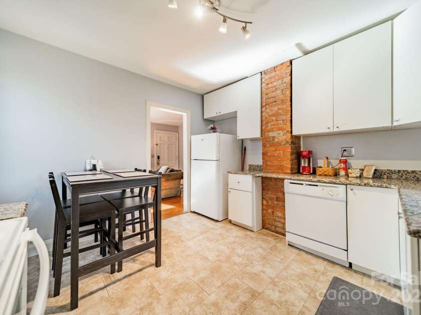 2516 Columbus Circle, Charlotte, NC 28208.  MLS# CAR4213093, YatesRealty ID 9395. 
