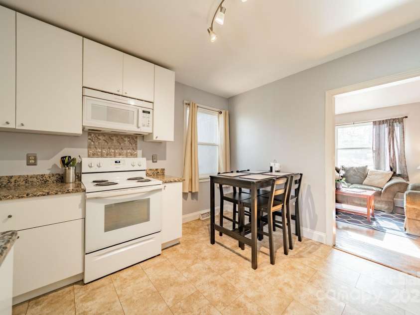 2516 Columbus Circle, Charlotte, NC 28208.  MLS# CAR4213093, YatesRealty ID 9395. 