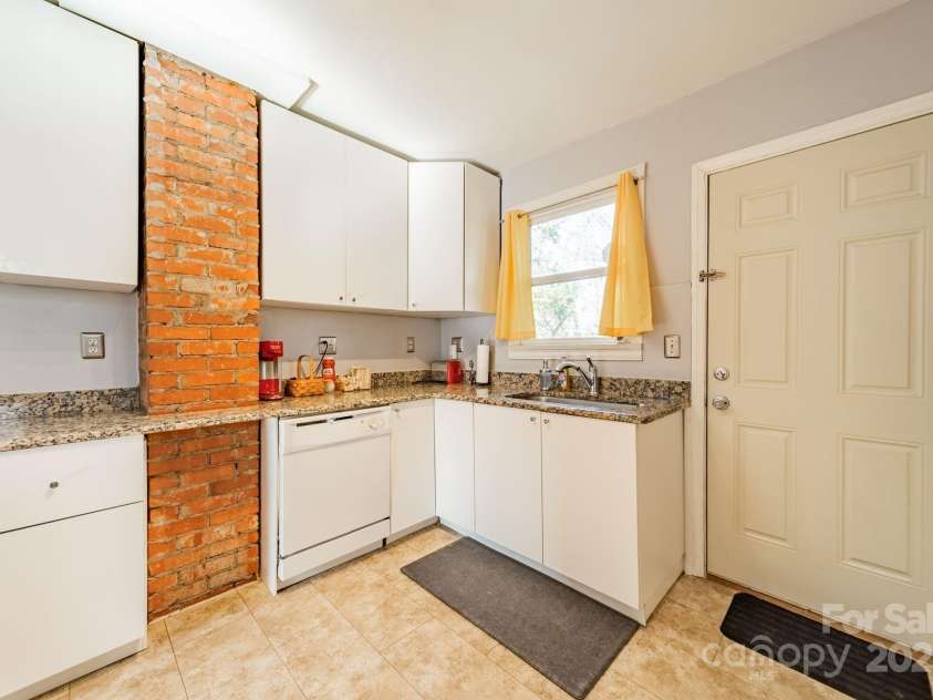2516 Columbus Circle, Charlotte, NC 28208.  MLS# CAR4213093, YatesRealty ID 9395. 
