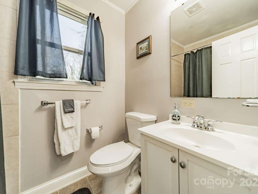 2516 Columbus Circle, Charlotte, NC 28208.  MLS# CAR4213093, YatesRealty ID 9395. 