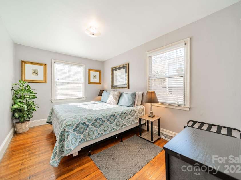 2516 Columbus Circle, Charlotte, NC 28208.  MLS# CAR4213093, YatesRealty ID 9395. 