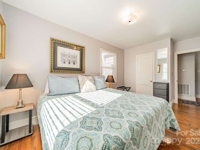 2516 Columbus Circle, Charlotte, NC 28208.  MLS# CAR4213093, YatesRealty ID 9395. 
