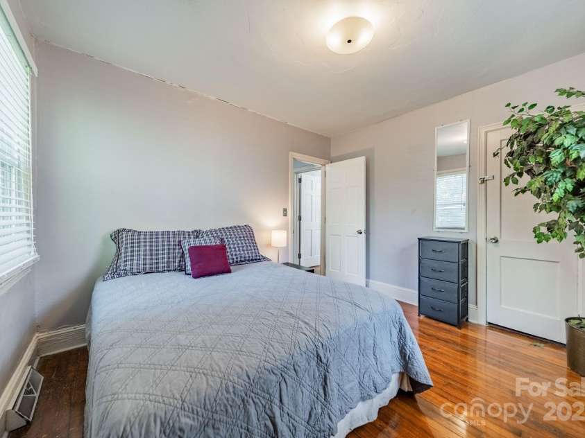 2516 Columbus Circle, Charlotte, NC 28208.  MLS# CAR4213093, YatesRealty ID 9395. 
