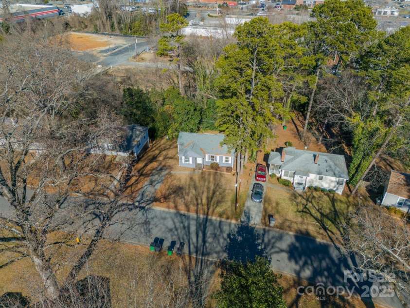 2516 Columbus Circle, Charlotte, NC 28208.  MLS# CAR4213093, YatesRealty ID 9395. 