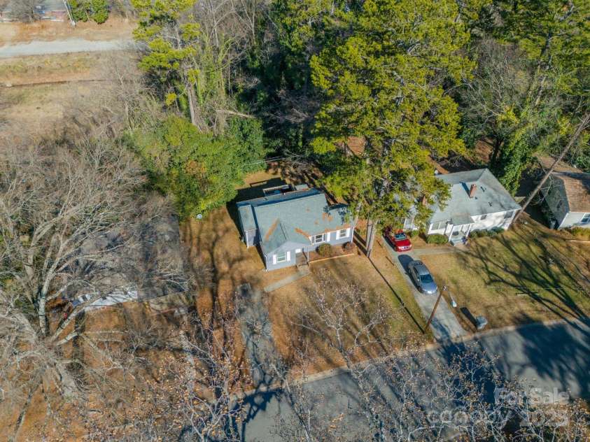 2516 Columbus Circle, Charlotte, NC 28208.  MLS# CAR4213093, YatesRealty ID 9395. 