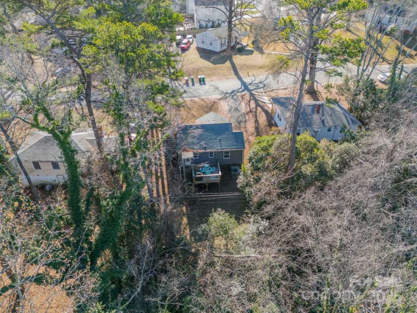 2516 Columbus Circle, Charlotte, NC 28208.  MLS# CAR4213093, YatesRealty ID 9395. 