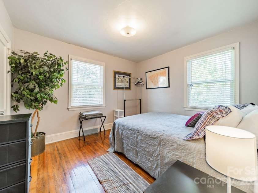 2516 Columbus Circle, Charlotte, NC 28208.  MLS# CAR4213093, YatesRealty ID 9395. 