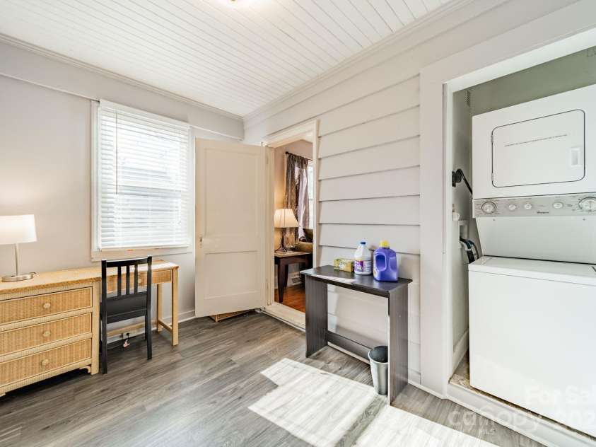 2516 Columbus Circle, Charlotte, NC 28208.  MLS# CAR4213093, YatesRealty ID 9395. 