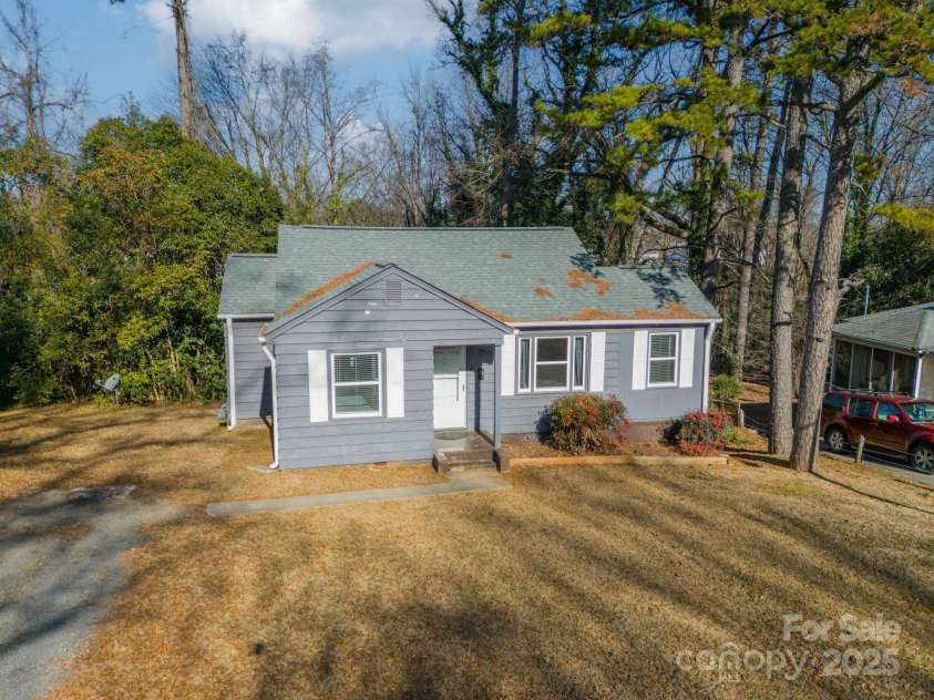 2516 Columbus Circle, Charlotte, NC 28208.  MLS# CAR4213093, YatesRealty ID 9395. 