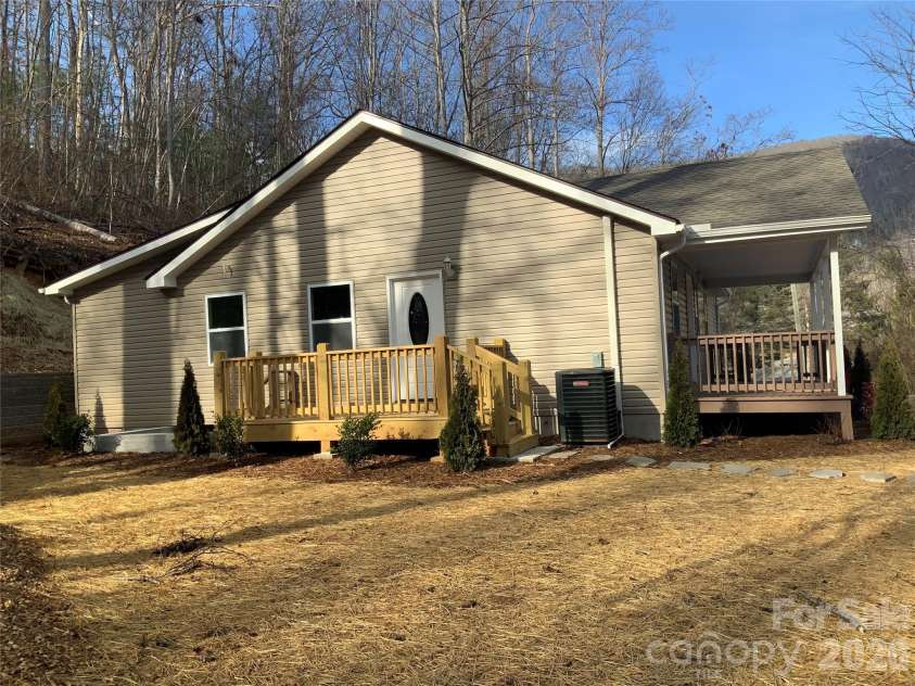 841 B CHARLOTTE Highway, Fairview, NC 28730.  MLS# CAR4334477, YatesRealty ID 9395. 