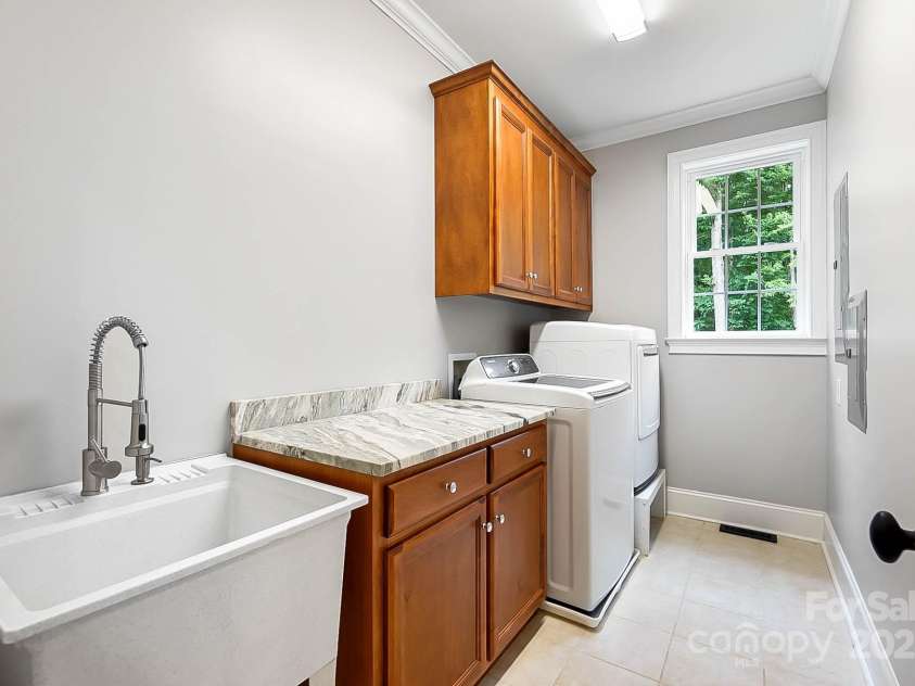 3324 Greenhurst Drive, Weddington, NC 28104.  MLS# CAR4266601, YatesRealty ID 9398. 1st floor laundry