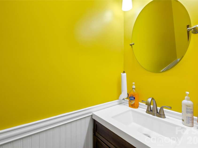 10915 Northgate Trail Drive, Charlotte, NC 28215.  MLS# CAR4358553, YatesRealty ID 9399. Half Bathroom Downstairs