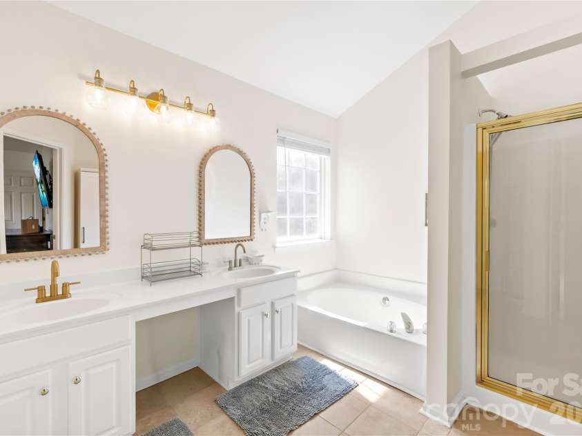 10915 Northgate Trail Drive, Charlotte, NC 28215.  MLS# CAR4358553, YatesRealty ID 9399. Primary En-suite