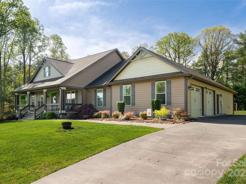70 King Heights Drive, Fletcher, NC 28732.  MLS# CAR4250511, YatesRealty ID 9399. 