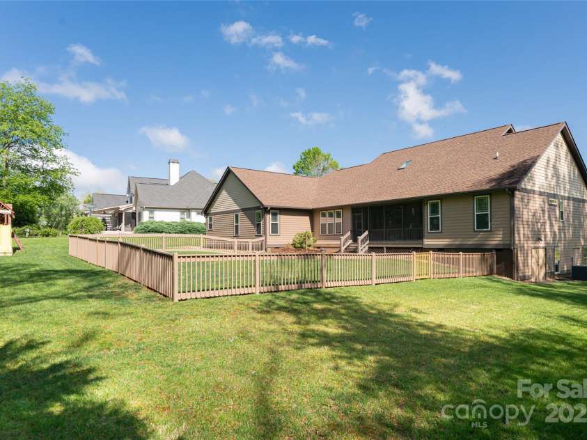 70 King Heights Drive, Fletcher, NC 28732.  MLS# CAR4250511, YatesRealty ID 9399. 