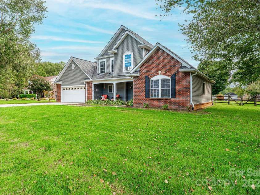 1472 Sweetbriar Lane, Hickory, NC 28602.  MLS# CAR4313023, YatesRealty ID 9400. 