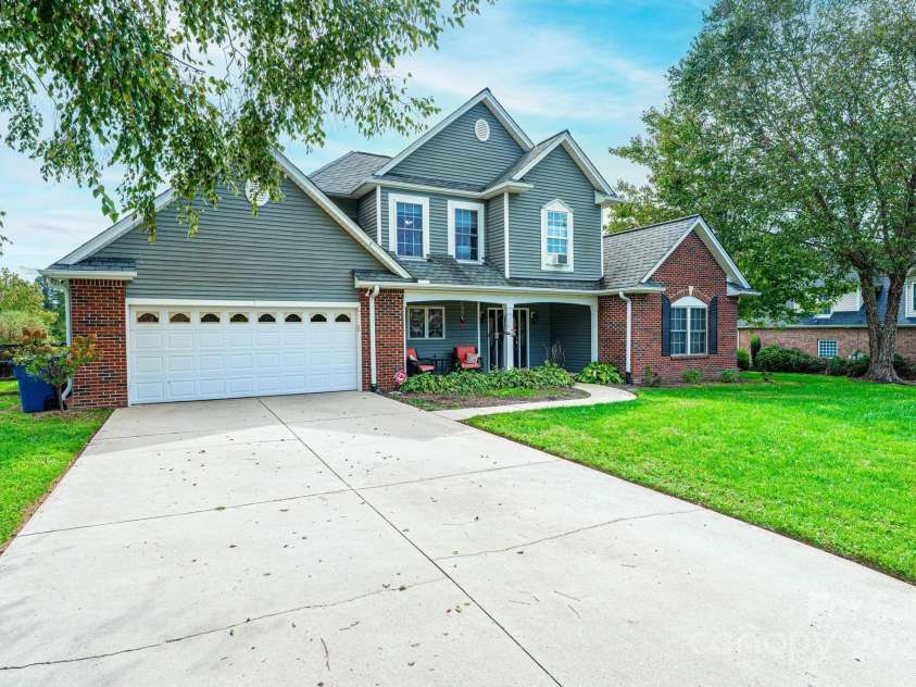 1472 Sweetbriar Lane, Hickory, NC 28602.  MLS# CAR4313023, YatesRealty ID 9400. 