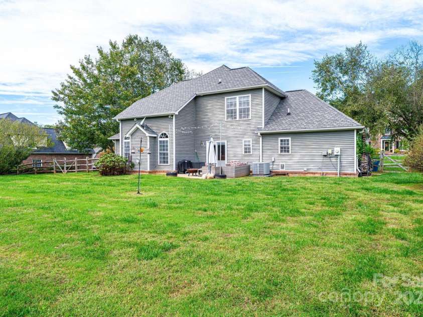 1472 Sweetbriar Lane, Hickory, NC 28602.  MLS# CAR4313023, YatesRealty ID 9400. 