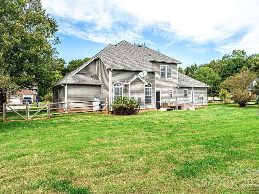 1472 Sweetbriar Lane, Hickory, NC 28602.  MLS# CAR4313023, YatesRealty ID 9400. 