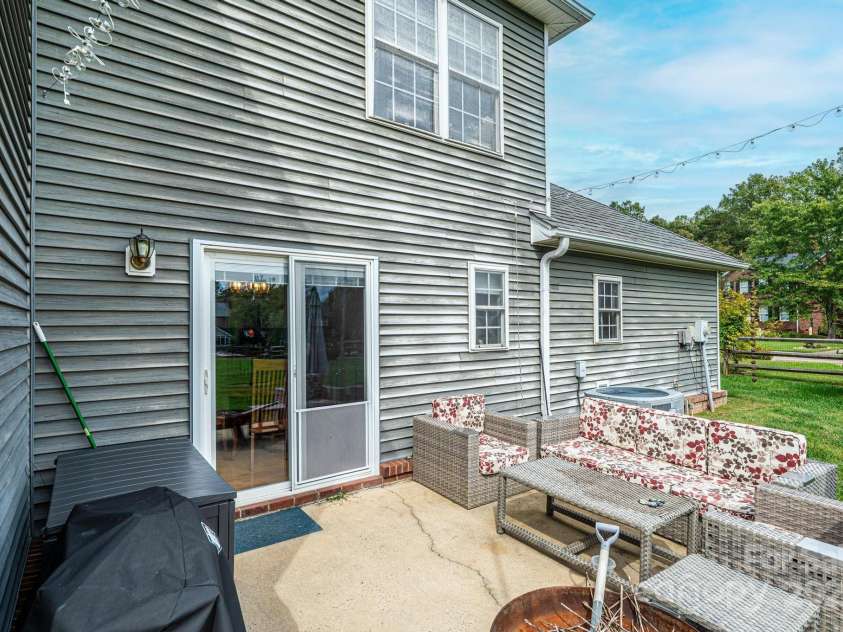 1472 Sweetbriar Lane, Hickory, NC 28602.  MLS# CAR4313023, YatesRealty ID 9400. 