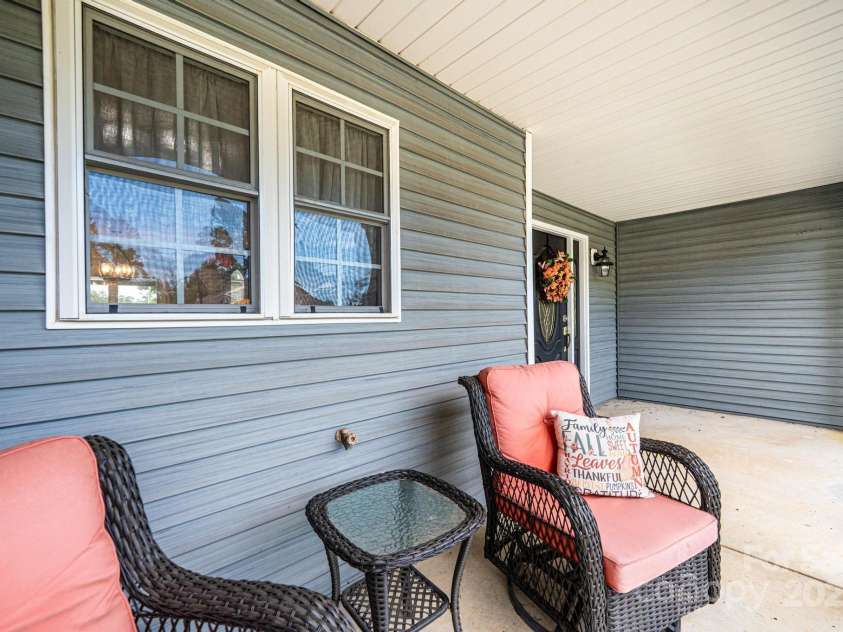 1472 Sweetbriar Lane, Hickory, NC 28602.  MLS# CAR4313023, YatesRealty ID 9400. 