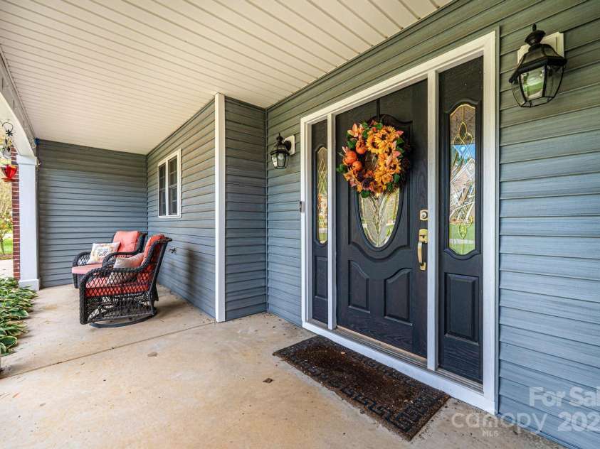 1472 Sweetbriar Lane, Hickory, NC 28602.  MLS# CAR4313023, YatesRealty ID 9400. 