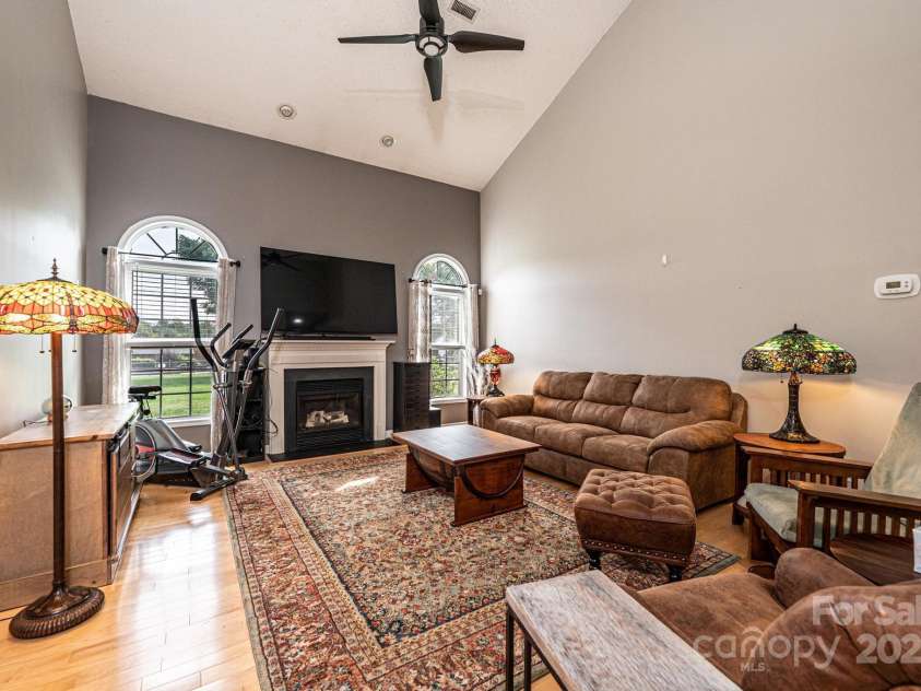 1472 Sweetbriar Lane, Hickory, NC 28602.  MLS# CAR4313023, YatesRealty ID 9400. 