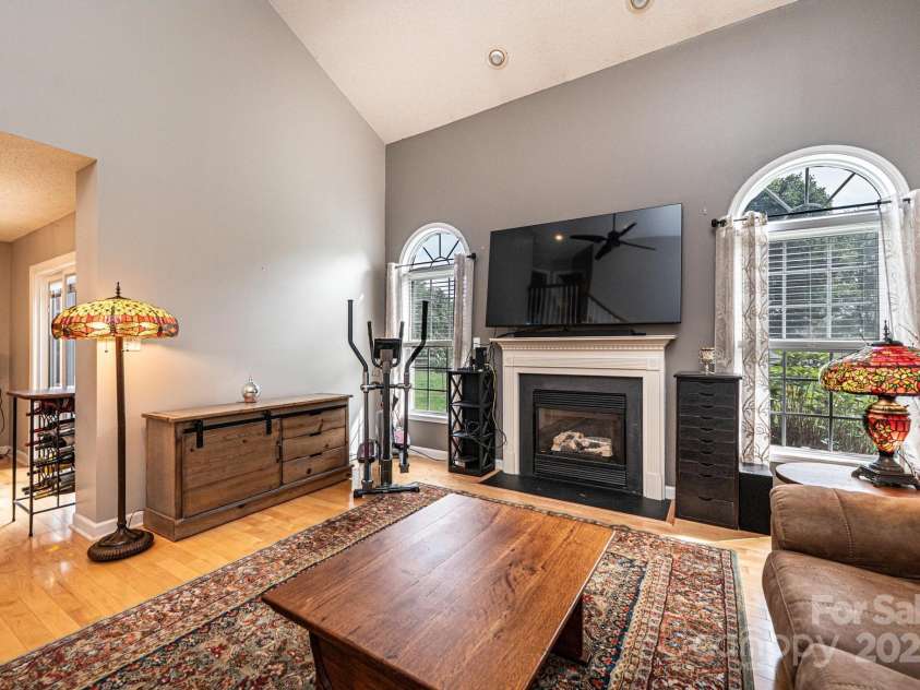 1472 Sweetbriar Lane, Hickory, NC 28602.  MLS# CAR4313023, YatesRealty ID 9400. 