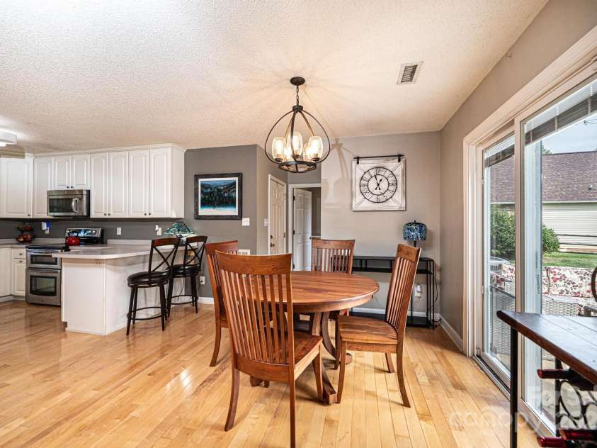 1472 Sweetbriar Lane, Hickory, NC 28602.  MLS# CAR4313023, YatesRealty ID 9400. 