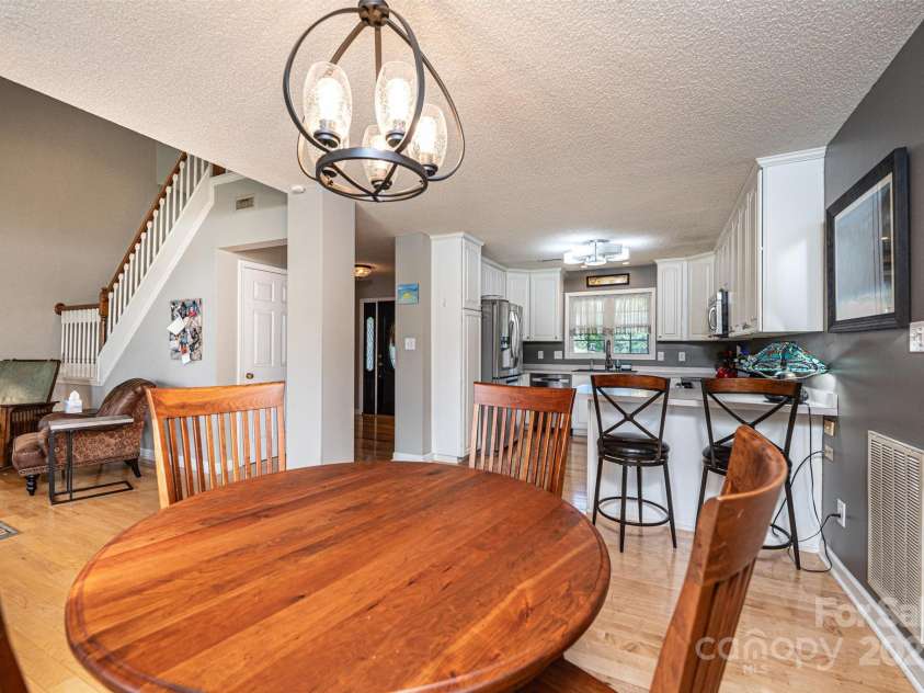 1472 Sweetbriar Lane, Hickory, NC 28602.  MLS# CAR4313023, YatesRealty ID 9400. 