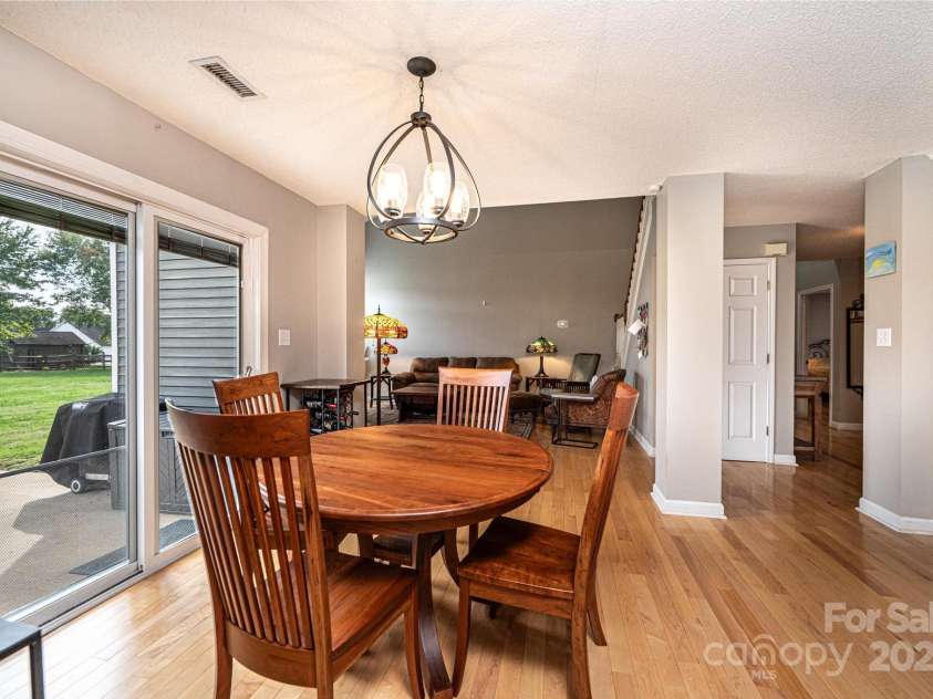 1472 Sweetbriar Lane, Hickory, NC 28602.  MLS# CAR4313023, YatesRealty ID 9400. 