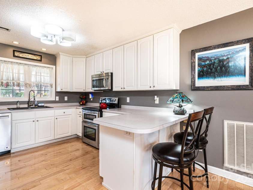 1472 Sweetbriar Lane, Hickory, NC 28602.  MLS# CAR4313023, YatesRealty ID 9400. 