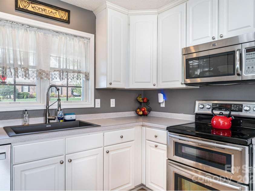 1472 Sweetbriar Lane, Hickory, NC 28602.  MLS# CAR4313023, YatesRealty ID 9400. 
